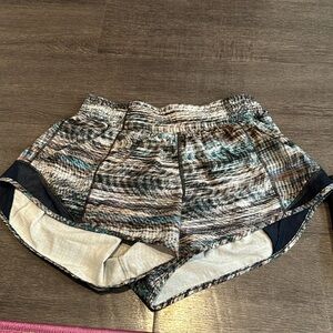Lululemon hotty hot 2.5 shorts